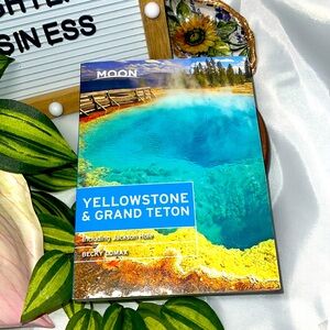 Moon Yellowstone & Grand Teton [Moon Handbooks] - Lomax, Becky - Acceptable